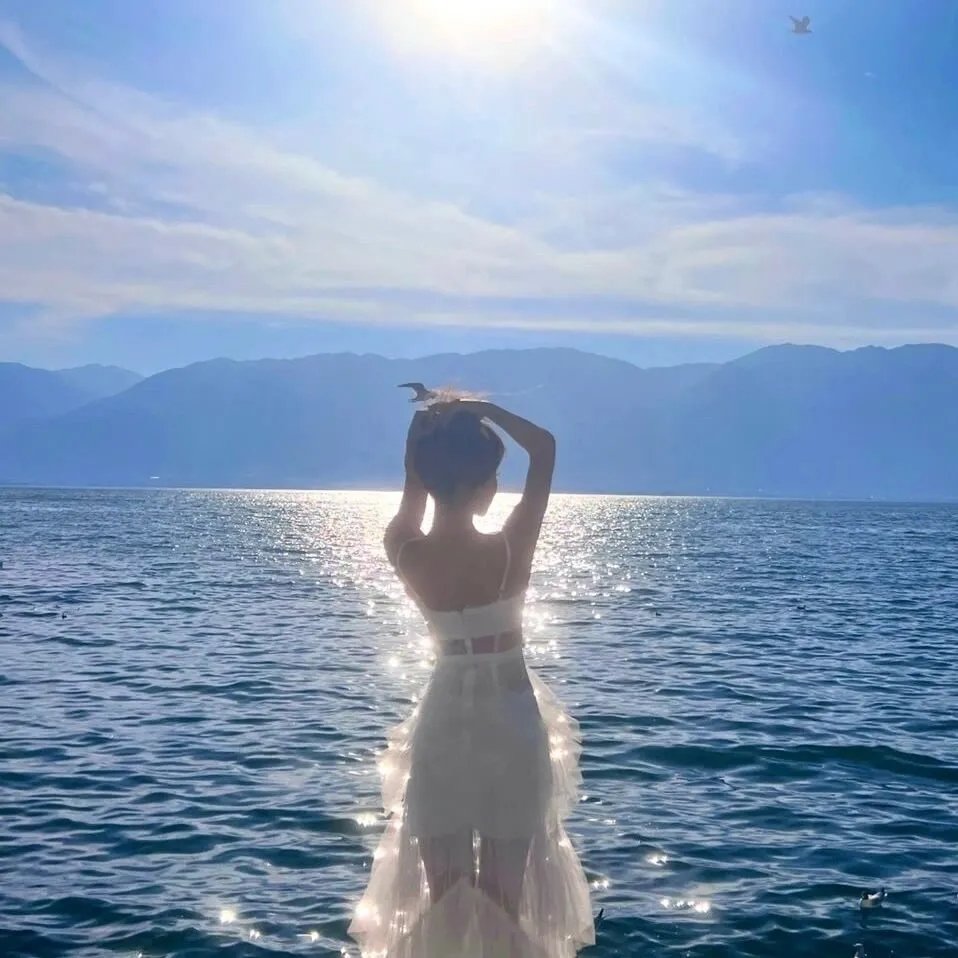 卷发苏 海报